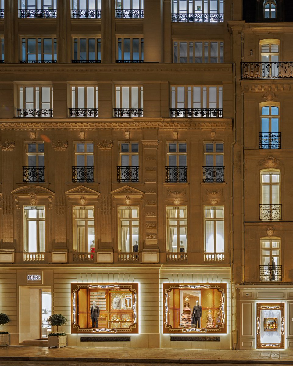 viewsfrance's tweet photo. Dior illumine sa boutique du 30 Avenue Montaigne ✨ https://t.co/vnXrte5uIQ