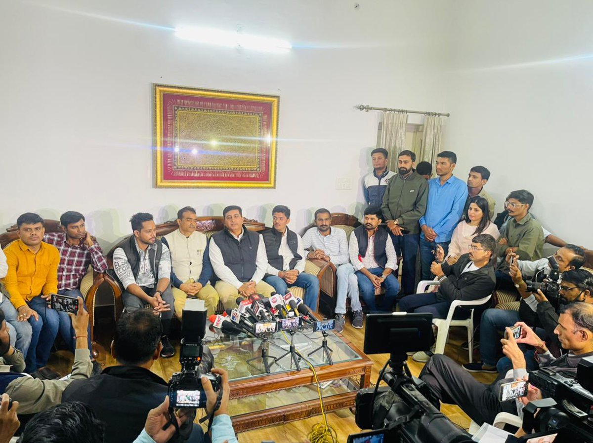 Barmer_Harish's tweet photo. ओबीसी आरक्षण विसंगतियो का निस्तारण कर प्रदेश के युवाओं के हित किये गये फ़ैसले पर आज अपने जयपुर आवास पर प्रेसवार्ता कर अपनी बात रखी।
#OBC_आरक्षण_विसंगति 

https://t.co/cjT6jIH7FA https://t.co/GGyAYm1jEW