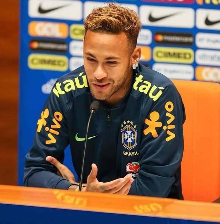 ferizandra's tweet image. Saat konperensi pers, pesepakbola Brzail Neymar Jr ditanya mengenai sikap Jerman, Denmark dan Inggris yang ingin mengenakan armband one love...

Jawabannya singkat aja :

"We only love women in our national team..." 

😅😅😅😅😄😄😄
