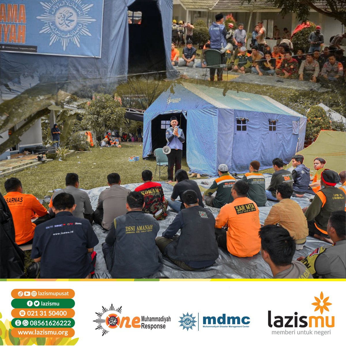 LAZISMU's tweet photo. Meskipun dalam kondisi bencana, ibadah tidak boleh ditinggal. Di lokasi bencana Cianjur, dilaksanakan shalat Jumat bersama Relawan Lazismu-MDMC, TNI/Polri, Basarnas, LPBINU dan berbagai organisasi lainnya.

#jumat
#gempacianjur
#IndonesiaSiaga
#Zakat
#Lazismu
#muhammadiyah https://t.co/ln8rdj6LpR