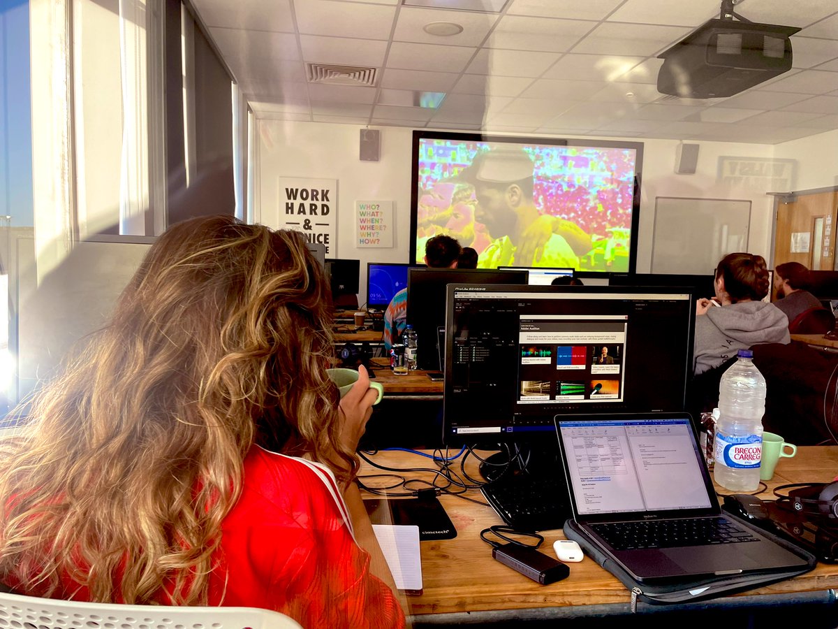 MetBroadcast's tweet photo. So, how do you get a full attendance on a morning when Wales have a World Cup game? 

1.  Make it an assessment

2. Provide tea, coffee &amp; Welsh cakes

🎙 The newsroom is focused. The students have to record &amp; file a 45second post-match radio report within 5mins of the FT whistle. https://t.co/DvQx9fGXQ2