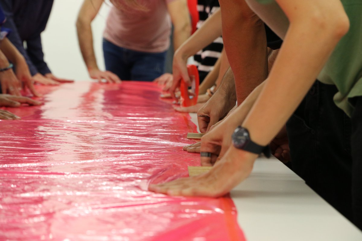 SURescuela's tweet image. SUR se tiñe de rojo con la bella pieza creada por lxs alumnxs de 2º de #MásterSUR inspiradxs en la #arquitecturaneumática y efímera de #PradaPoole y dirigidos por el #profesorSUR Antonio Cobo. El resultado es evocador y mágico.
📸 A. Cobo
#arte #art #sitespecific #artistas