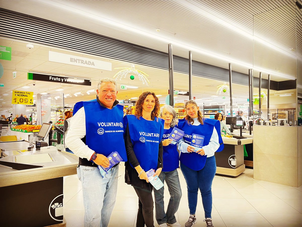carluteam's tweet photo. Ayudar como #voluntario #ugr para que  hoy sea #lagranrecogida para @BancoAlimentoGr  Fundación Banco de Alimentos de Granada  @fesbal_org es #Genial!!!🤩🥰🤩 https://t.co/fSBiEvt46P