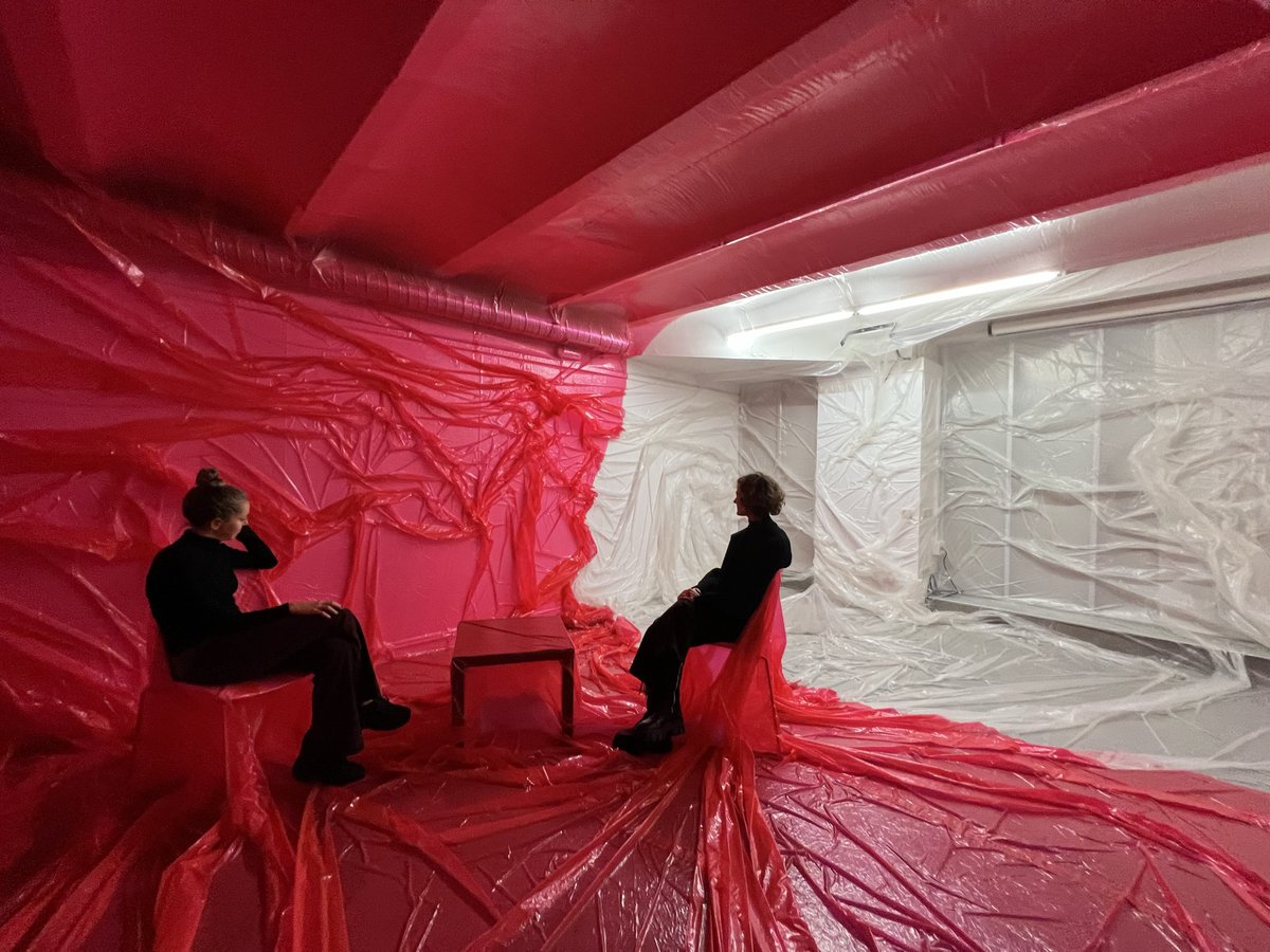 SURescuela's tweet image. SUR se tiñe de rojo con la bella pieza creada por lxs alumnxs de 2º de #MásterSUR inspiradxs en la #arquitecturaneumática y efímera de #PradaPoole y dirigidos por el #profesorSUR Antonio Cobo. El resultado es evocador y mágico.
📸 A. Cobo
#arte #art #sitespecific #artistas