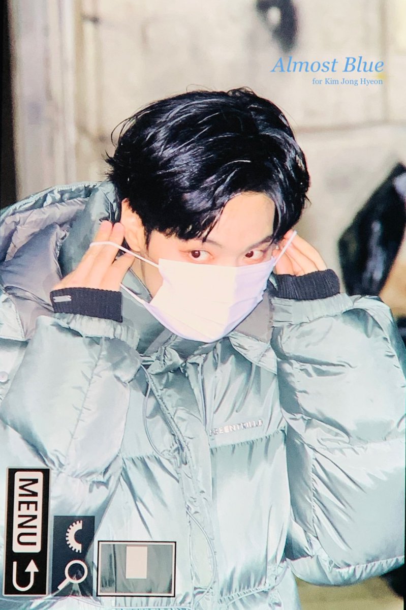 AlmostblueJR's tweet photo. 221125 뮤뱅 막방 퇴근 종현이 마스크 쓰는 김밤비💙
#김종현 #KimJonghyeon https://t.co/hBSqOUpjA1