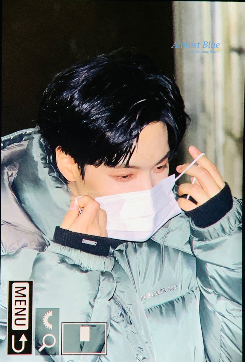 AlmostblueJR's tweet photo. 221125 뮤뱅 막방 퇴근 종현이 마스크 쓰는 김밤비💙
#김종현 #KimJonghyeon https://t.co/hBSqOUpjA1