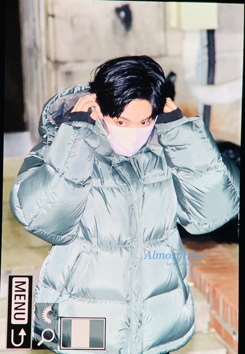 AlmostblueJR's tweet photo. 221125 뮤뱅 막방 퇴근 종현이 마스크 쓰는 김밤비💙
#김종현 #KimJonghyeon https://t.co/hBSqOUpjA1