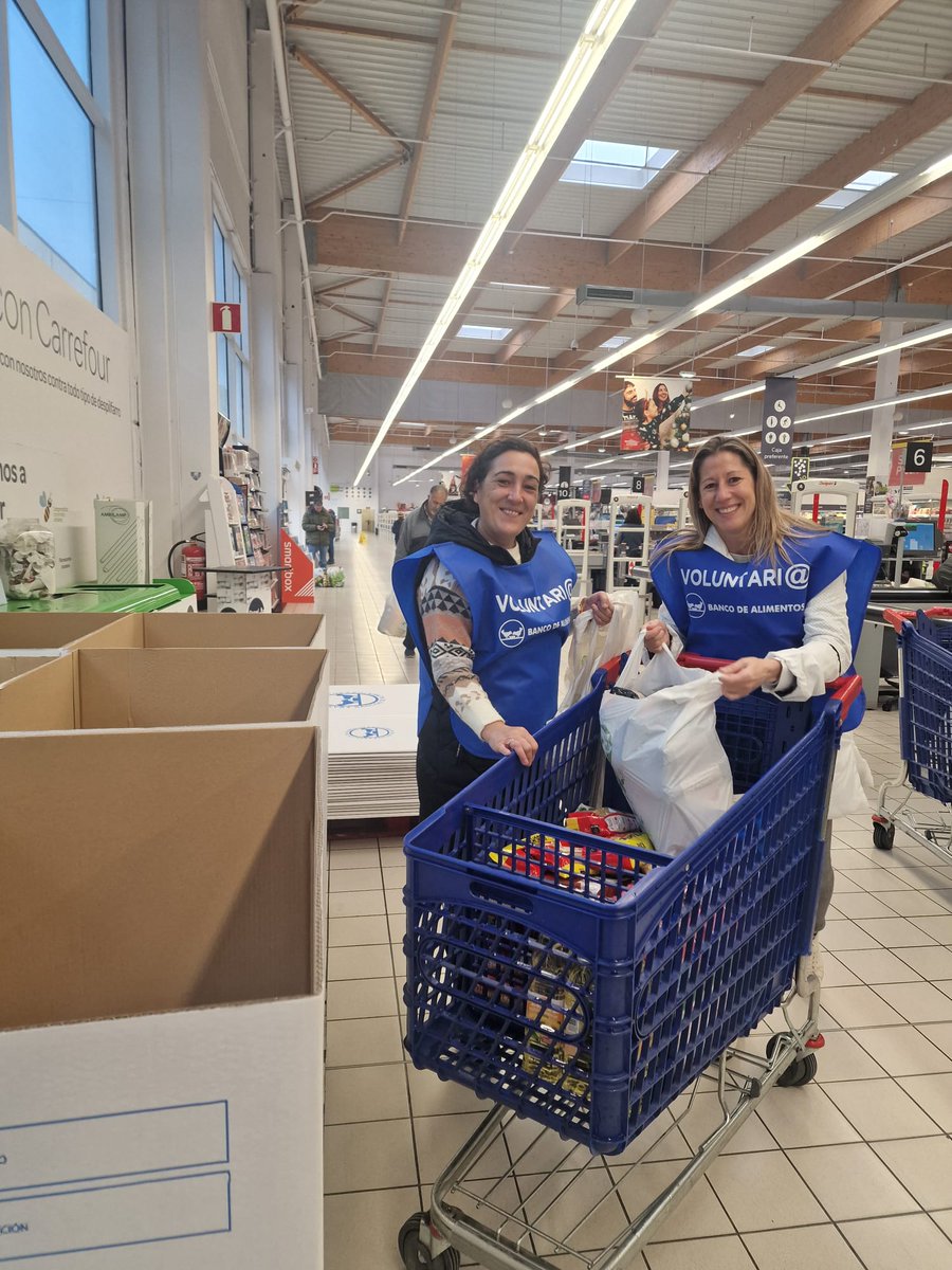 CsLaRioja's tweet photo. 🥫La X Gran Recogida 2022 del @BALaRioja se ha iniciado este viernes 25 de noviembre en 85 establecimientos de La Rioja.

🍊 Nuestras concejalas @MartaGomezVCs y @evags31 participan como voluntarias.  

👉🏻¡Comer no puede ser un lujo! Colabora https://t.co/Zkv8xhcj84