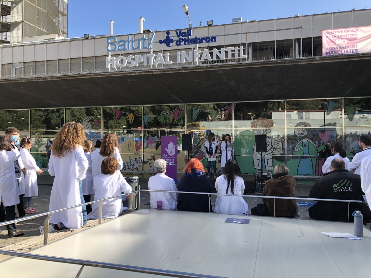 vallhebron's tweet photo. Seguim amb la lectura del Manifest per part d’Ariadna Gomà i Cristina Soler, membres de la Comissió transversal de #ViolènciaMasclista de l’Hospital Universitari Vall d’Hebron. #25N https://t.co/aDlJ6bPLxy