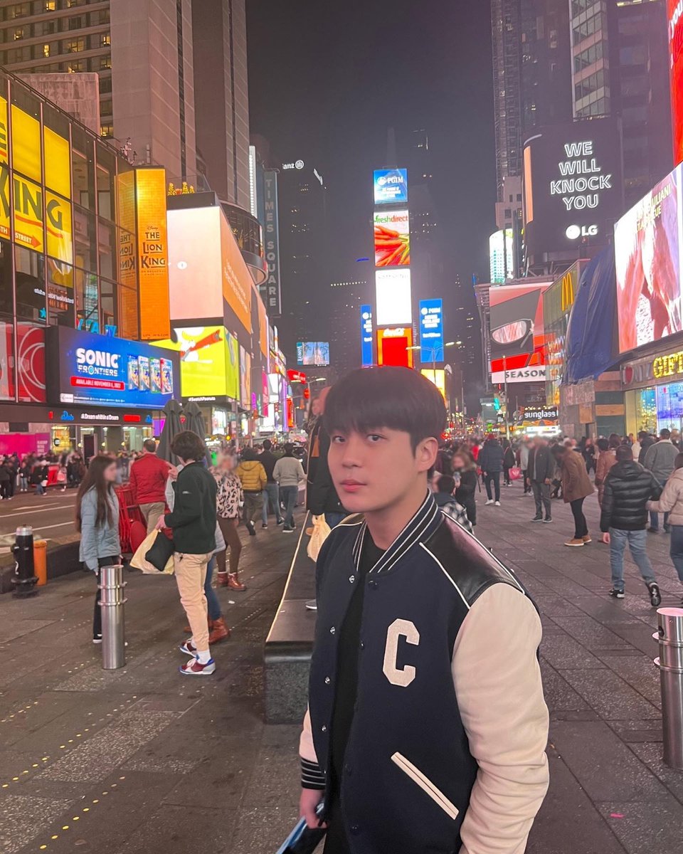 Argenteez1117's tweet photo. [📷] 22.11.25
[#Jongstagram] Nueva York🇺🇸💙

@ATEEZofficial #ATEEZ #에이티즈 #종호 #JONGHO https://t.co/58s9o4Ny05