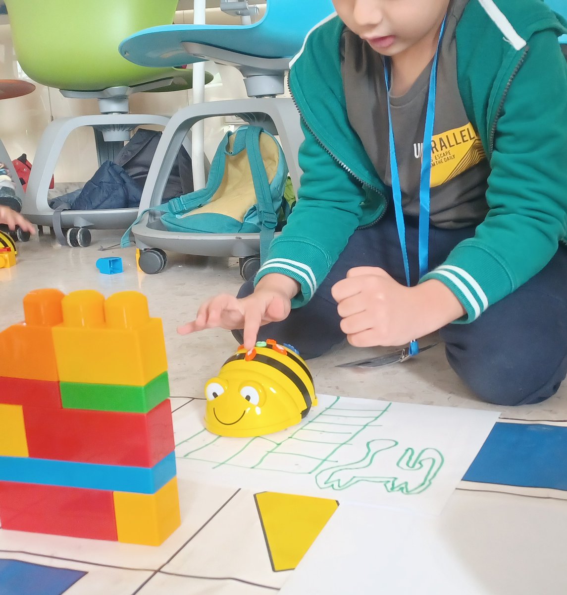 Inventiamo strade e percorsi per far muovere il nostro primo robot! Oggi alla #Palestrainnovazione la prima elementare impara a programmare. #SmarteHeartRome <a href="/fmdigitale/">Fond. Mondo Digitale</a>