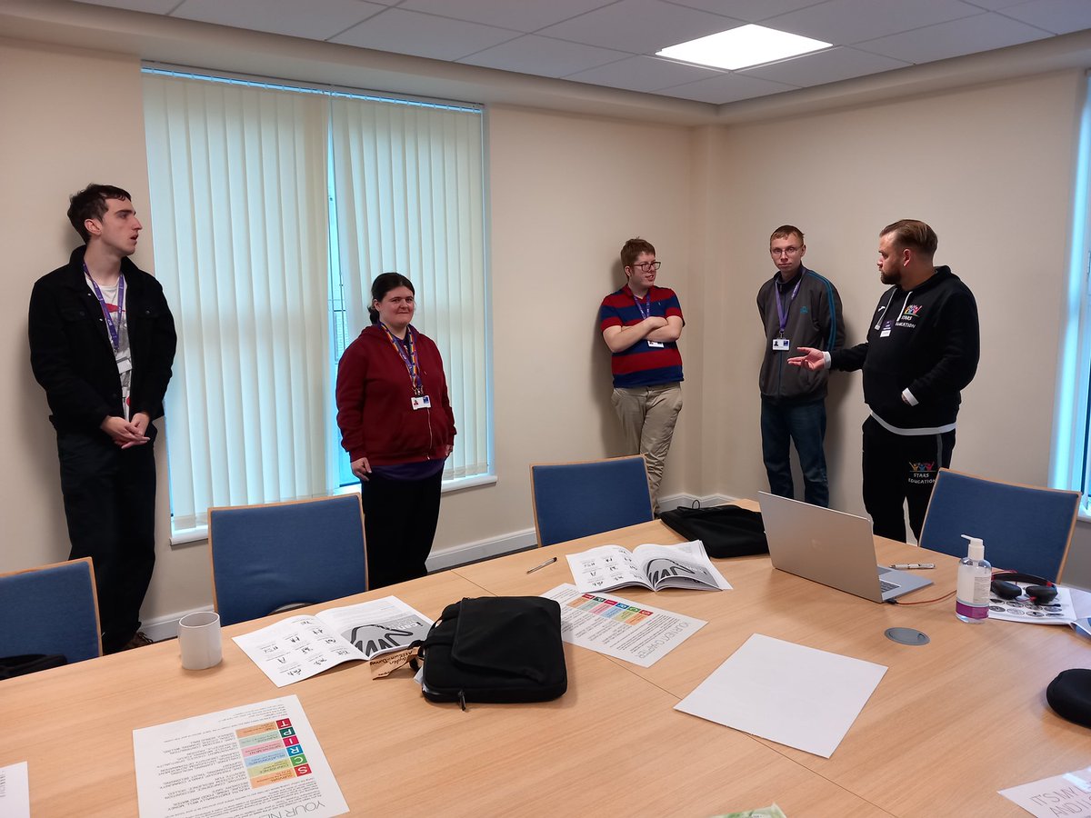 Helen Lewis tweet media