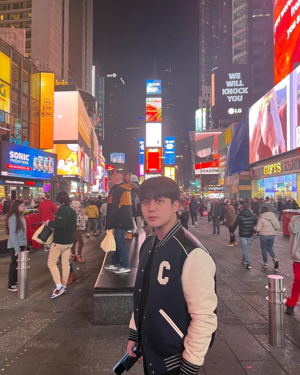 Argenteez1117's tweet photo. [📷] 22.11.25
[#Jongstagram] Nueva York🇺🇸💙

@ATEEZofficial #ATEEZ #에이티즈 #종호 #JONGHO https://t.co/58s9o4Ny05