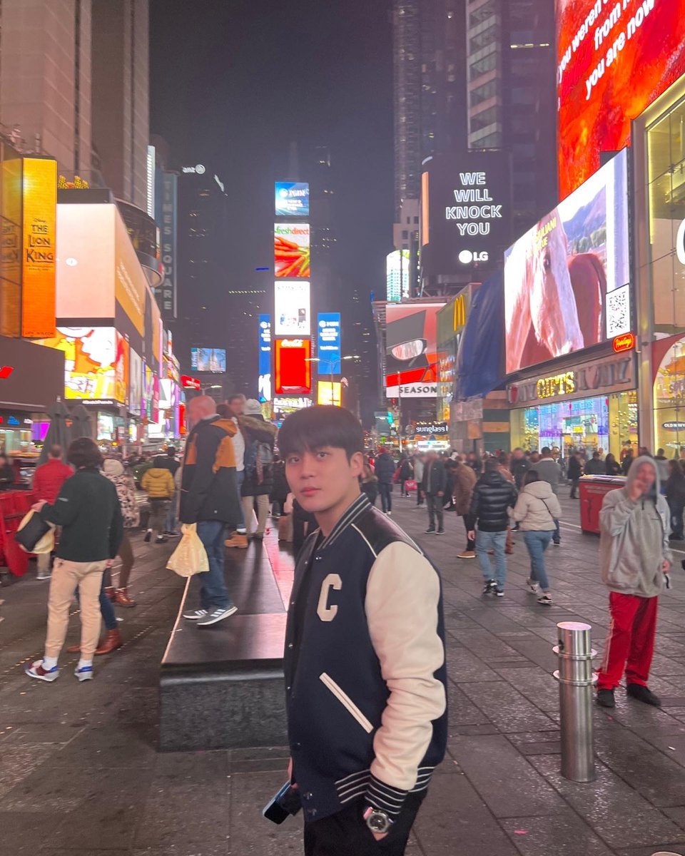 Argenteez1117's tweet photo. [📷] 22.11.25
[#Jongstagram] Nueva York🇺🇸💙

@ATEEZofficial #ATEEZ #에이티즈 #종호 #JONGHO https://t.co/58s9o4Ny05