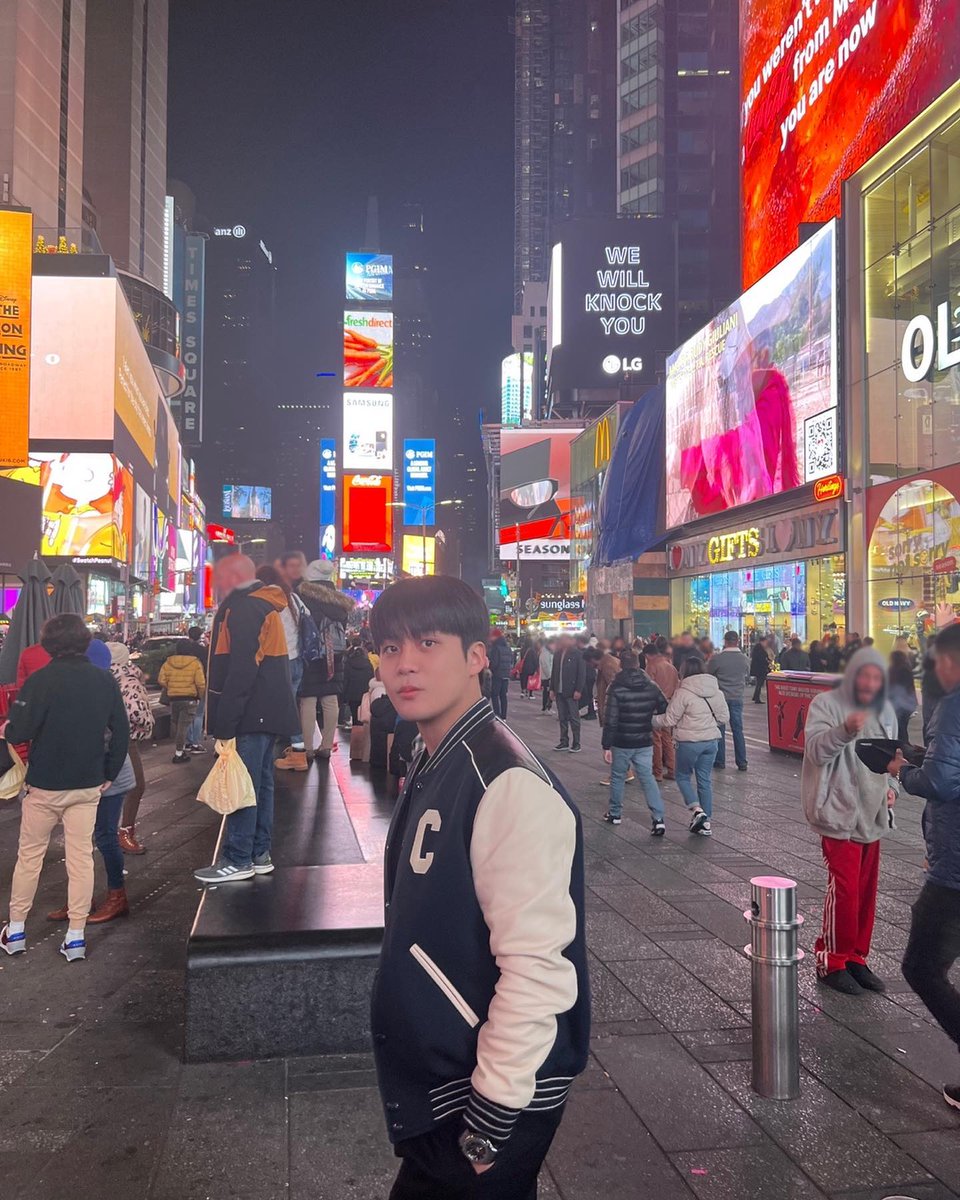 Argenteez1117's tweet photo. [📷] 22.11.25
[#Jongstagram] Nueva York🇺🇸💙

@ATEEZofficial #ATEEZ #에이티즈 #종호 #JONGHO https://t.co/58s9o4Ny05