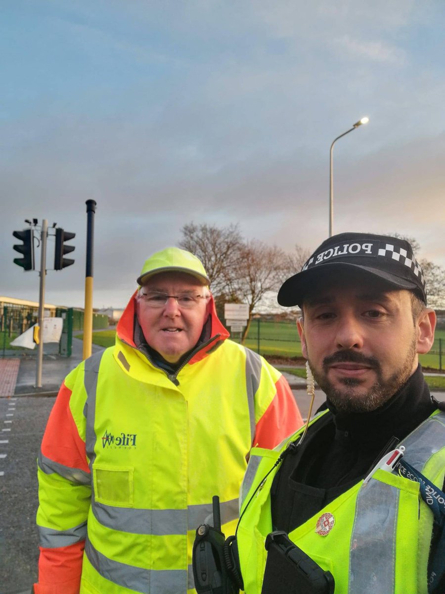 PSOSCowdenbeath's tweet image. 👮‍♂️In the Community👮‍♂️

With PC Barker assisting at Dunfermline Sheriff Court today, PC Scola has been out solo at Fulford Primary School carrying out #ParkSafe.

Great to see some happy faces on the way into school today. 🌞

#OpParamount
#CommunityEngagement
#KeepingPeopleSafe