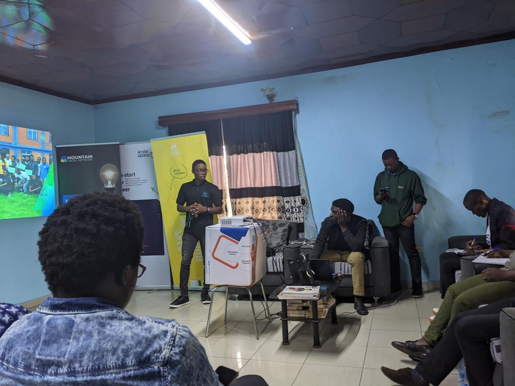TimeranAk's tweet photo. #pitchfriday @mountainhubb 
Brilliant Redemption pitching on Edtech https://t.co/SW9028WyFQ