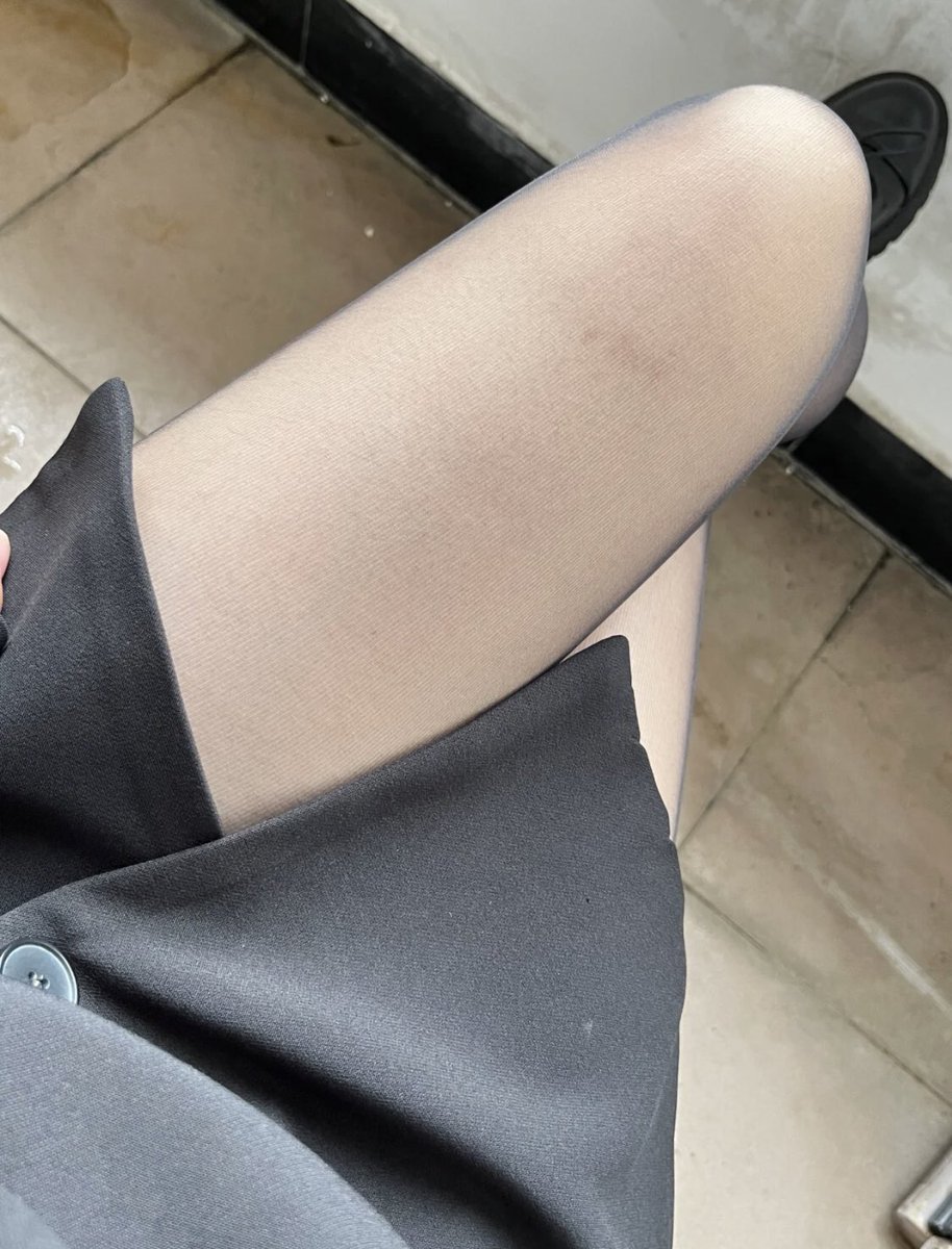 yimo22290410's tweet photo. #丝袜 #黑丝 #高跟鞋调教  只是黑色，不然就感觉是光腿神器了，还是凉飕飕的🤭🤭 https://t.co/z2wpYAsKXm