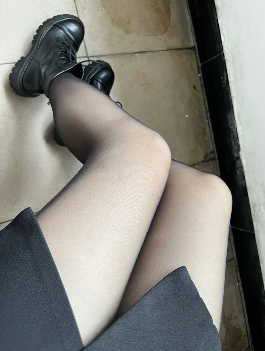 yimo22290410's tweet photo. #丝袜 #黑丝 #高跟鞋调教  只是黑色，不然就感觉是光腿神器了，还是凉飕飕的🤭🤭 https://t.co/z2wpYAsKXm