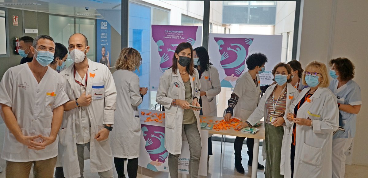 🧡El Área1 contra la violencia hacia las mujeres. El Comité de Violencia de Género reparte mariposas naranjas entre los usuarios. 
👥👥La dirección junto con sus profesionales se unen a las campañas previstas. #implícate #ÚNETE #25N #Area1Arrixaca