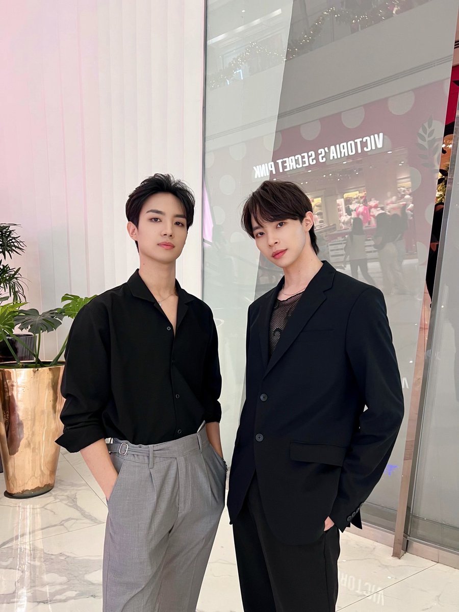 The7_official's tweet photo. ขอขอบคุณทางงาน L'Oreal LUXE Christmas ที่เชิญพวกเรามาในวันนี้นะครับ และขอขอบคุณทุกคนที่มาให้กำลังใจพวกเราด้วยเช่นกันครับ ✨💕 

Thank you L'Oreal LUXE Christmas to having us today and thank you all fans for supporting us✨💕

#SevenStarsTH 
#oppopp #Yongkwon
#LuxeXmasFactory https://t.co/PrC2LB3OVs