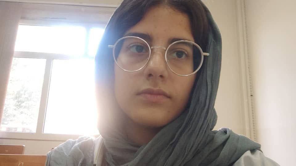nigenof's tweet photo. 66 روز از بازداشت آذین میگذره.
چندبار دیدم که گفته شده با خانواده‌ش‌ در ارتباط نیست و ازش بی‌خبریم‌.
اینطور نیست با خانواده‌ش در تماسه و 
متاسفانه با حکم بسیار سنگینی مواجه شده!

دانشجوی محیط زیست دانشگاه تهران که از 31 شهريور بازداشت شده.
صدای #آذین_سعیدی_نسب باشیم. https://t.co/sYlfoCLpA9