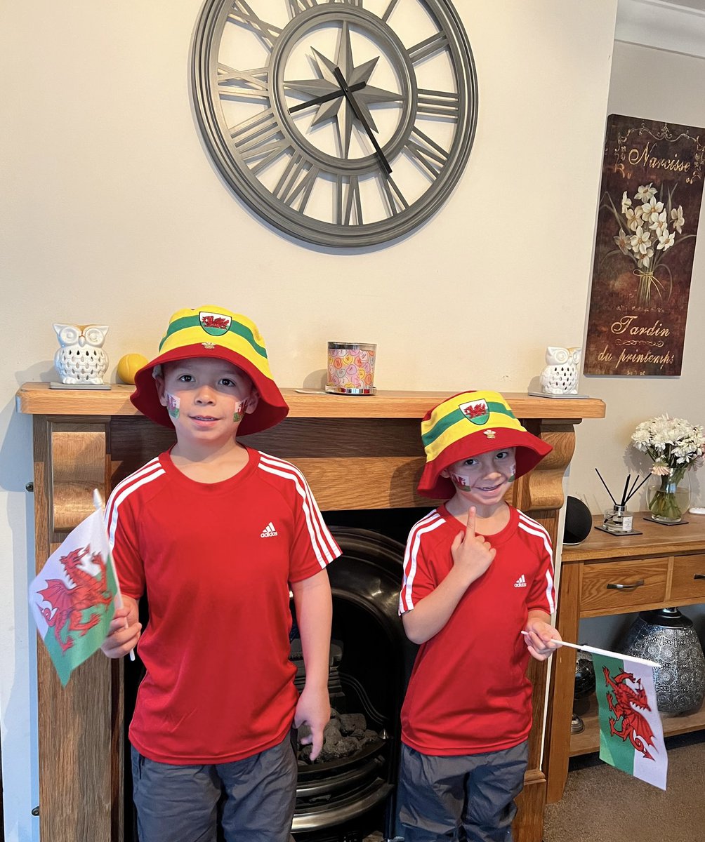 emorges's tweet image. All ready to support Wales this morning 🏴󠁧󠁢󠁷󠁬󠁳󠁿⚽️ #comeonwales #FIFAWorldCup #CymruFootballFriday @YGCwmbran