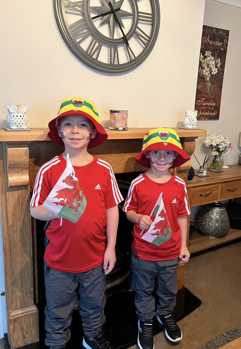 emorges's tweet image. All ready to support Wales this morning 🏴󠁧󠁢󠁷󠁬󠁳󠁿⚽️ #comeonwales #FIFAWorldCup #CymruFootballFriday @YGCwmbran