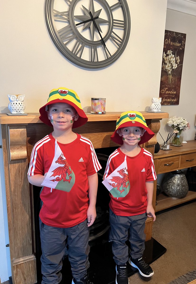emorges's tweet image. All ready to support Wales this morning 🏴󠁧󠁢󠁷󠁬󠁳󠁿⚽️ #comeonwales #FIFAWorldCup #CymruFootballFriday @YGCwmbran