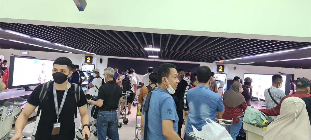 ajhenk04's tweet photo. Abis itu baggage handling payah.Numpuk semua penerbangan. https://t.co/fM8SAoutoY