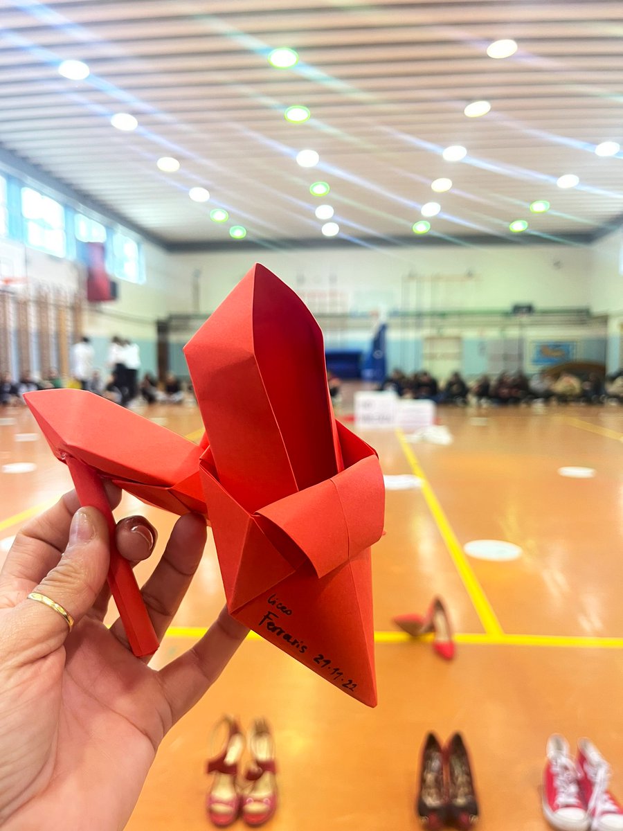 GiusyVersace's tweet photo. #25NOVEMBRE non basta dire #StopAllaViolenzaSulleDonne lavoriamo per tutelare la vita e il diritto a vivere!Le donne non non sono un oggetto, serve più rispetto! E alle donne che trovano il coraggio di denunciare e ripartire dobbiamo dire #nonseisola ❤️
#donne #vita #libertà https://t.co/LfcRybme43