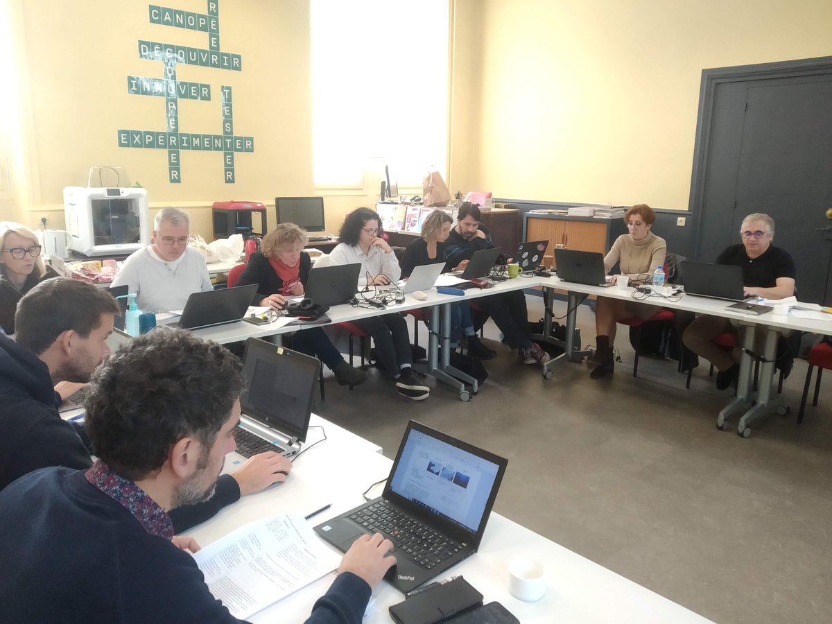 dsden71's tweet photo. 🧑‍🔬Journée phare de la Fête de la Science 2022 : les maîtres du jeu du département communiquent en ce moment avec les 425 classes inscrites dans le projet pour travailler sur le thème de l'air et du réchauffement climatique. 👏👏@dsden71 @AcademieDijon @MenissierLil https://t.co/n4uS5YI0nP