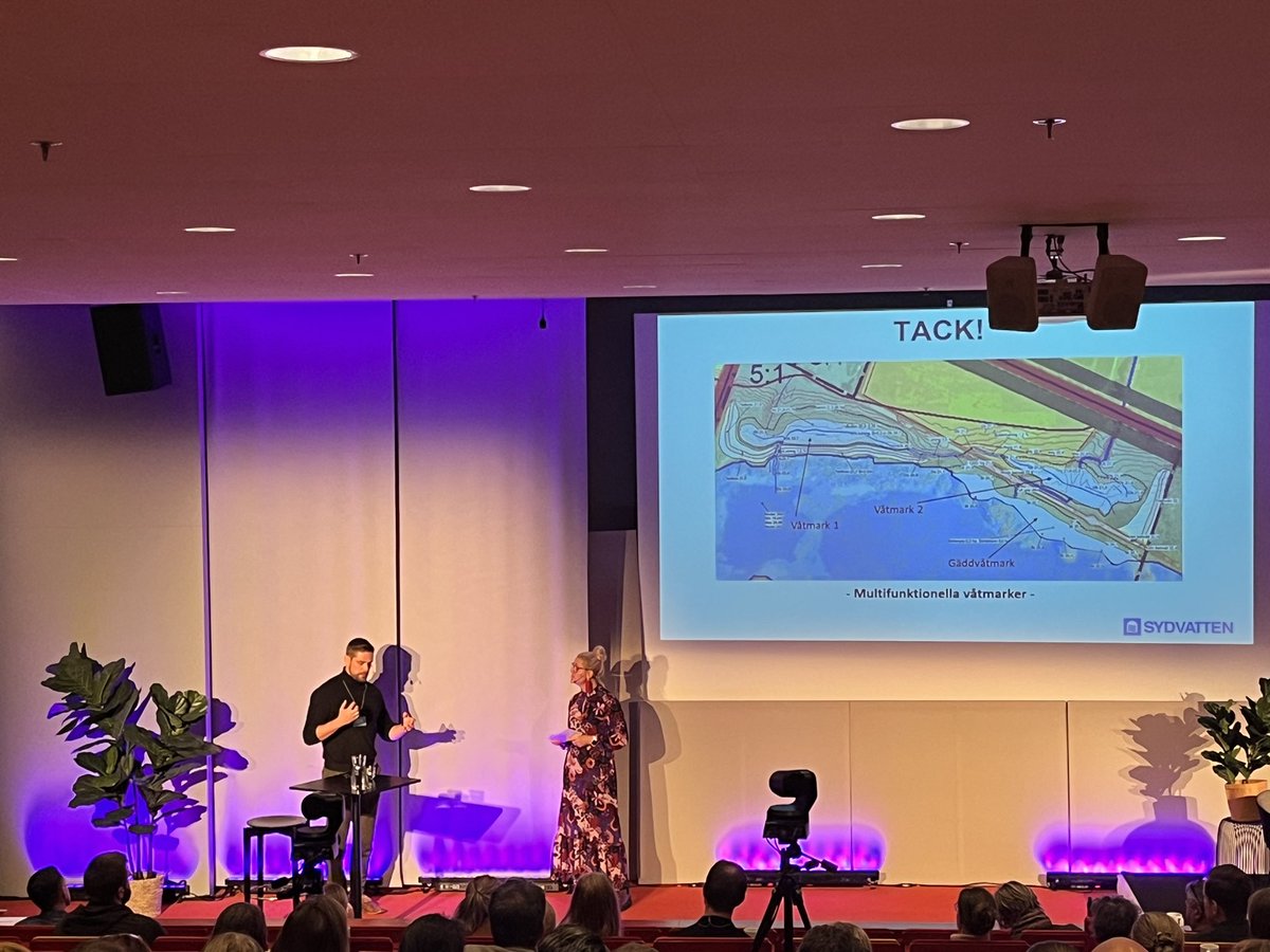 Spännande pass om #dricksvatten i ett förändrat #klimat! Vad krävs för att vi ska kunna förlita oss på våra vattentäkter även i ett förändrat klimat? Och är framtidens dricksvatten gårdagens avloppsvatten? Intressanta presentationer från <a href="/Sydvatten/">Sydvatten</a> <a href="/perstorpab/">Perstorp AB</a> och Filippa Caesar.