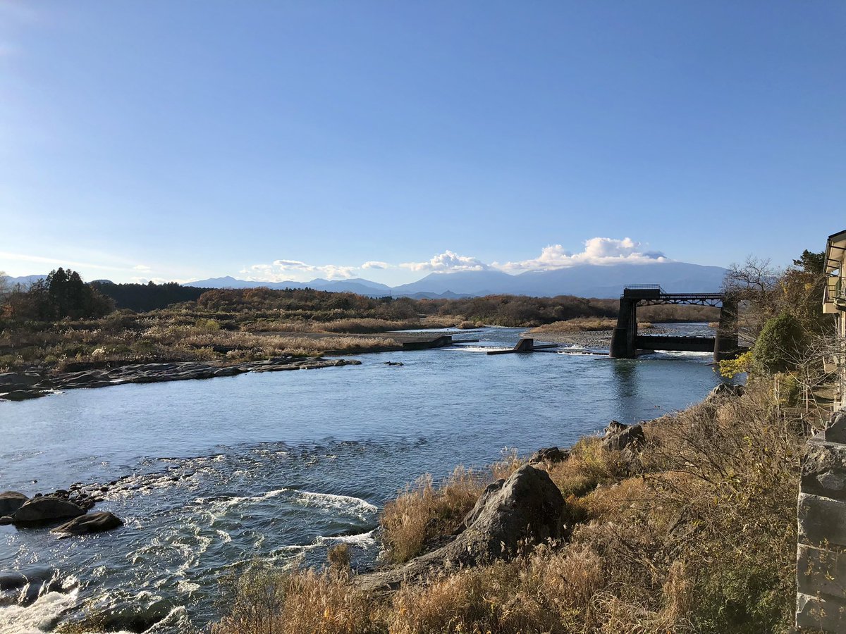 栃木県塩谷町
佐貫観音院様（国指定史跡 佐貫石仏）に参拝させて頂きました👏

大きな岩に弘法大師一夜の作と伝わる大日如来磨崖仏が彫られており

よく見るとお顔が分かります😊

そばには鬼怒川が流れていて、美しい眺めにも癒される場所でした✨
