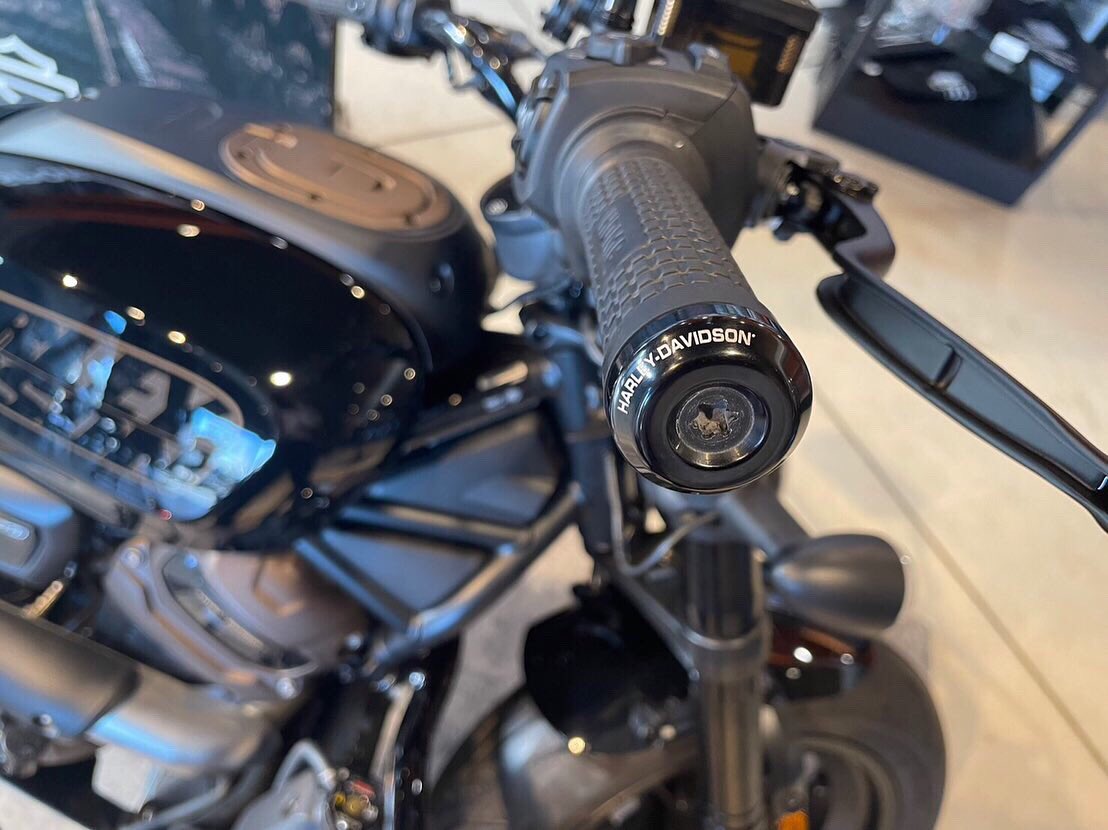 HDibarakiminami's tweet photo. I AM CUSTOMプロジェクトの車両が完成！
パーツはブラックで統一しスタイル性を向上させました。
 ベテランから、初心者の方まで需要のある車両に仕上がりました！11/25～12/25まで店内で展示しております！是非、一度ご来店下さい！！
 
#ハーレーダビッドソン茨城南　#iamcustom　#スポーツスターS https://t.co/SjWcE0ktiF