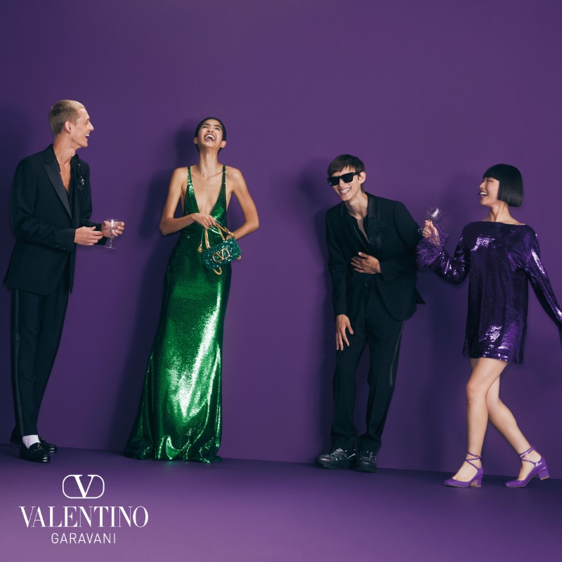 MaisonValentino's tweet photo. ホリデーのスピリットは、きらびやかなファブリックと色彩に包まれてやってきます。
#ValentinoThePartyCollection から、華やかなルックと#ValentinoGaravani アクセサリーを今すぐご覧ください。
