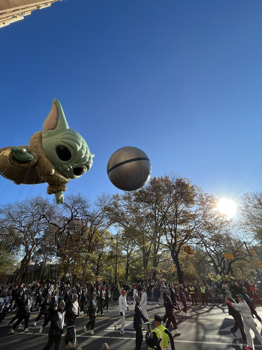 Since everyone loved #grogu so much, here he is in action yesterday at #MacysThanksgivingDayParade 🦃 😊