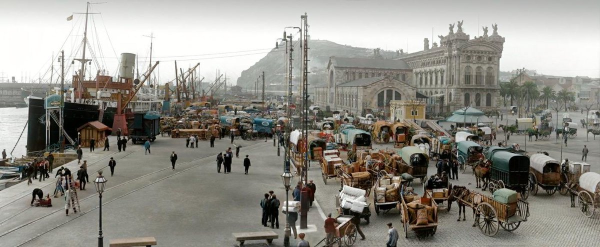 CatalunyaColor's tweet photo. Rebombori al Port de Barcelona amb nombrosos carros esperant la càrrega i descàrrega de mercaderies, a principis del segle XX.
📸Autor Desconegut https://t.co/GhgjrE0LJA