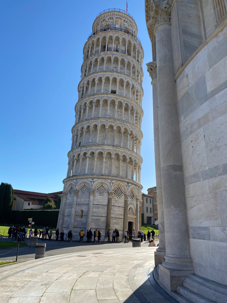 Now I’m gifting you with a very original shot of the Pisa Tower, e.g. any shot taken without Gucci-wearing, jewellery-abounding, cat face-gimmicking, diagonal bending tourist tourist in sight.