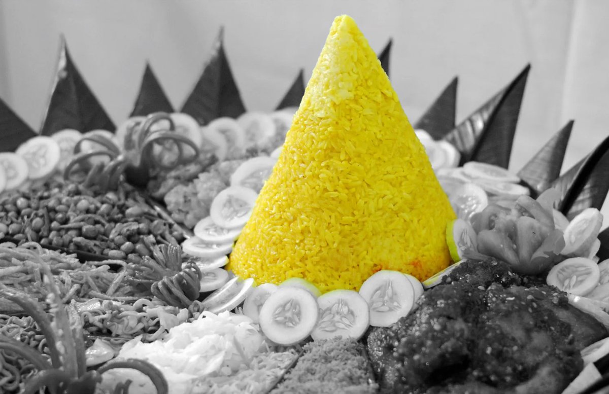 SCINQarts's tweet photo. FOOD EXPEDITIONS: Most kids across the world celebrate birthdays by blowing candles on cakes. Indonesian people, especially the Javanese, blow candles on tumpeng. This dish is made of nasi kuning (turmeric rice) served with at least 4 side dishes.  https://t.co/YOdF9WEyXA https://t.co/UGsNdQjiEi