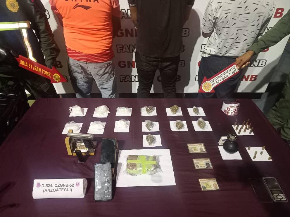 dhernandezlarez's tweet photo. En el estado Anzoátegui #FANB detiene a 3 ciudadanos por micro tráfico de drogas y porte ilícito de armas. Venezuela en la lucha contra el tráfico de sustancias estupefacientes y psicotrópicas. https://t.co/VJmwvmvkwy