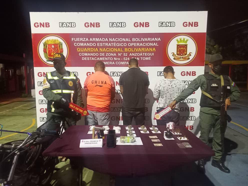 dhernandezlarez's tweet photo. En el estado Anzoátegui #FANB detiene a 3 ciudadanos por micro tráfico de drogas y porte ilícito de armas. Venezuela en la lucha contra el tráfico de sustancias estupefacientes y psicotrópicas. https://t.co/VJmwvmvkwy