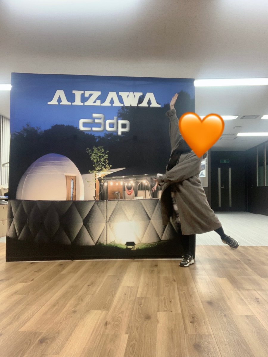AIZAWA_group's tweet photo. 【あたらしいのが届いた‼️】

いろんなイベントであると便利なやつ（背景？）の、新しいバージョンが届きました！✨

C3DPバージョンです🍩🔥

でかいです！（中の人は158センチ）
（これを1人で黙々と撮ってたの） https://t.co/ShLYkUW8XN