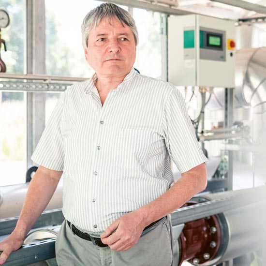 Früher wollte Jörg Müller #Kernkraftwerke bauen. Doch nach Tschernobyl dachte er um, setzte auf die Kraft von Wind und Sonne und gründete 1998 das Unternehmen @enertrag. Mehr dazu gibt es im neuen B* Business-Spot Artikel: bit.ly/3gA5OSc 👈