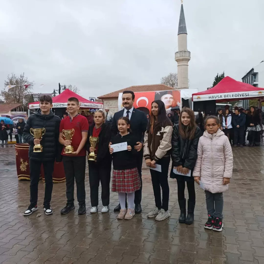 Havsa Sanat Akademisi kapsamında,Havsa'nın kurtuluşunun 100.yılı münasebetiyle düzenlenen " Bana İlçemi Anlat" konulu resim yarışmasında Ortaokul kademesinde 1.lik ödülünü Ada ÖZKAN, 2.lik ödülünü Ayşe TAMİR,3.lük ödülünü Cemre EFE almaya hak kazanmıştır.