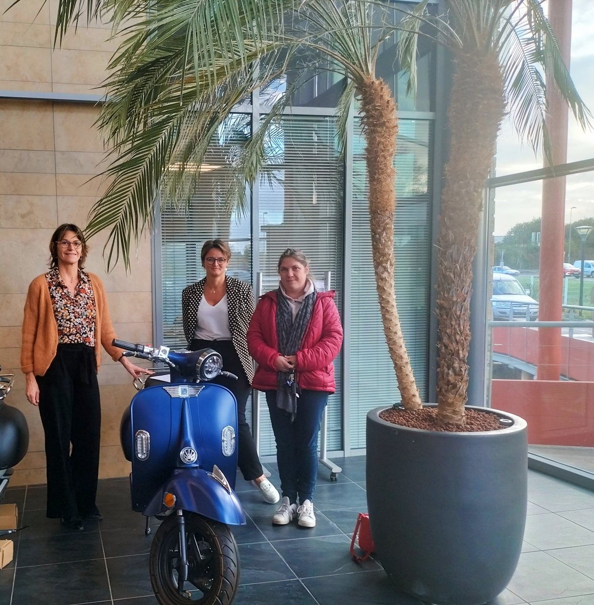 CMB Loudeac-Plouguenast (@loudeaccmb) on Twitter photo ▶️Remise du scooter gagné par une de nos sociétaires, dans le cadre de la tombola suite à la souscription de contrats d'assurances !
Encore félicitations à notre cliente et merci à nos 2 Laurence's pour ce moment convivial 🛵
<a href="/CreditDd22/">Crédit Mutuel DD22</a> <a href="/cmarkea/">Crédit Mutuel Arkéa</a> <a href="/SuravenirASSUR/">Suravenir Assurances</a> ▶️Remise du scooter gagné par une de nos sociétaires, dans le cadre de la tombola suite à la souscription de contrats d'assurances !
Encore félicitations à notre cliente et merci à nos 2 Laurence's pour ce moment convivial 🛵
<a href="/CreditDd22/">Crédit Mutuel DD22</a> <a href="/cmarkea/">Crédit Mutuel Arkéa</a> <a href="/SuravenirASSUR/">Suravenir Assurances</a>