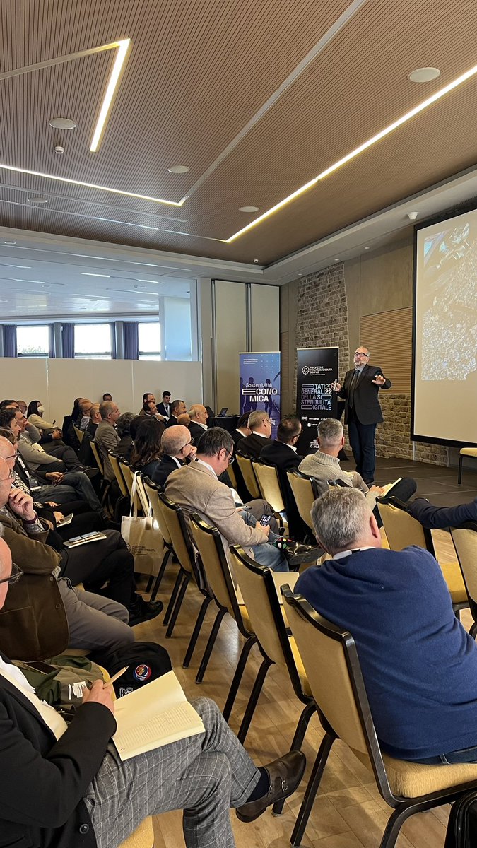 "La trasformazione digitale è una rivoluzione di senso che non dipende dalle organizzazioni. E che le organizzazioni possono cavalcare, o subire"

#SostenibilitàDigitale <a href="/stefanoepifani/">Stefano Epifani</a> #StatiGenerali