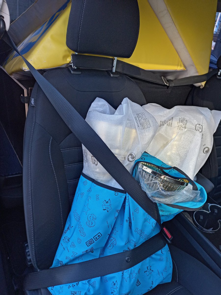 _hsv12axing_'s tweet photo. Ein #Tanzturnier namens Donaupokal braucht .... Pokale ☝️ Werden selbstverständlich gut gesichert transportiert 😜
#Turnierorganisation #DOP22 https://t.co/wgsapiZSyZ