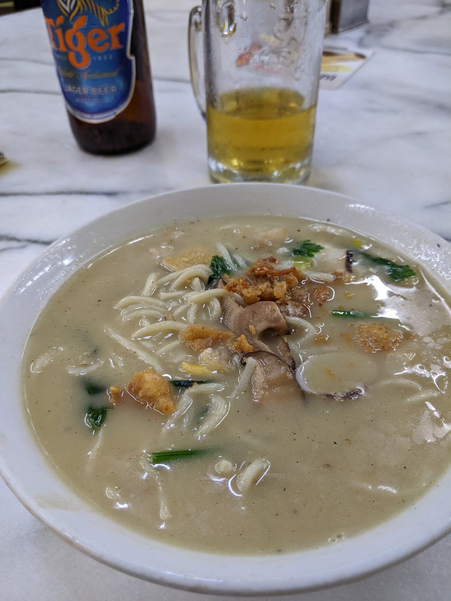 BlueHeartsUWS's tweet photo. This thick seafood broth was amazing. noodles were cooked al dente. Pork skin flakes gave it interesting texture as well.
#SolidB+!
Old House Singapore
このチャンポンみたいなの美味かった。濃厚海鮮スープで。豚の皮のチップスのトッピングでいい食感
#老屋
#シンガポール 、 https://t.co/9lB3Q5R9HH