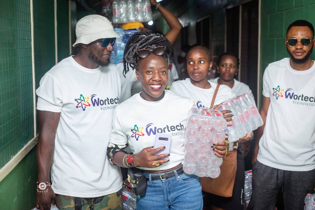 rotaractkololo's tweet photo. On 23.11.2022
The Rotaract Club of Kololo represented by Adams together with Wortech Foundation  distributed about 20000cartons of mineral to all the medical wards of 37 Military Hospital in Accra Ghana. https://t.co/2AVJnZHSgf